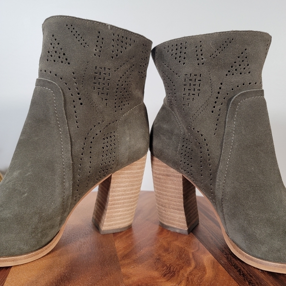 Vince Camuto Green Suede Boots Western Perforated Pointed Toe Size 7.5 - Picture 10 of 15